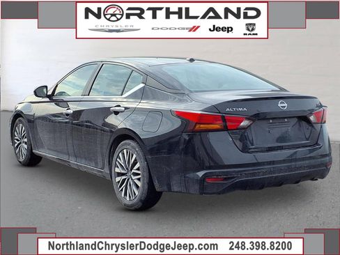 Used 2024 Nissan Altima 2.5 SV image 2