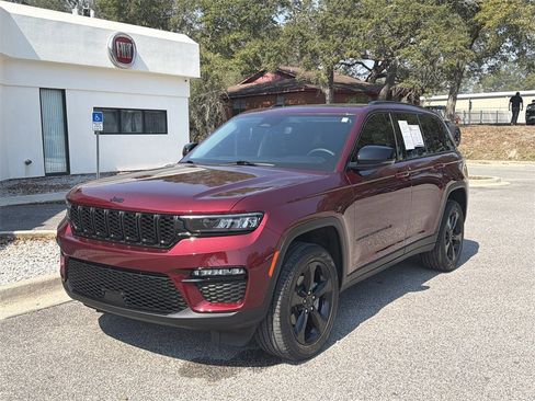 Used 2024 Jeep Grand Cherokee Limited w/ Black Appearance Package image 9