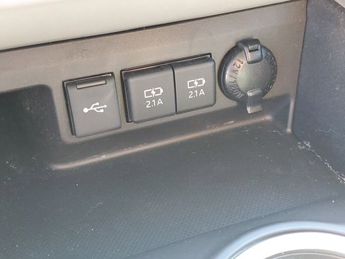 Used 2021 Toyota Highlander LE image 29