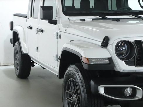 Used 2024 Jeep Gladiator Sport AWD/4WD image 8