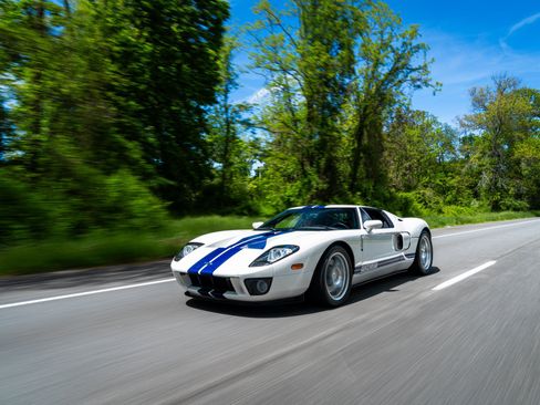 Used 2006 Ford GT RWD image 2