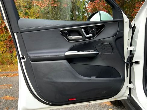 Used 2024 Mercedes-Benz GLC 300 4MATIC w/ Driver Assistance Package image 21