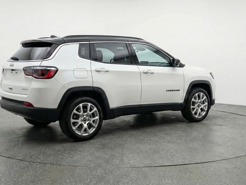 Used 2025 Jeep Compass Limited image 9
