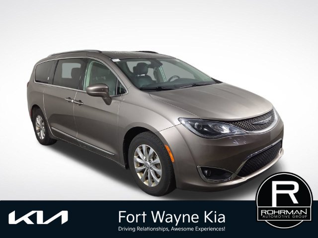 Used 2018 Chrysler Pacifica Touring-L Plus FWD image 4