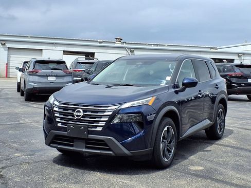 Used 2024 Nissan Rogue SV AWD/4WD image 2