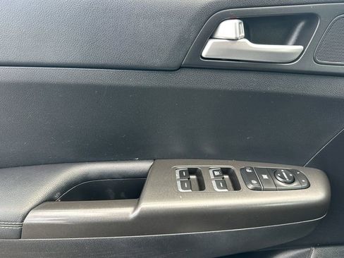 Used 2020 Kia Sportage LX image 11