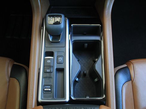 Used 2024 Nissan Pathfinder Platinum FWD image 18