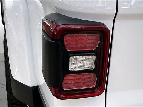 Used 2025 Jeep Gladiator Mojave AWD/4WD image 29