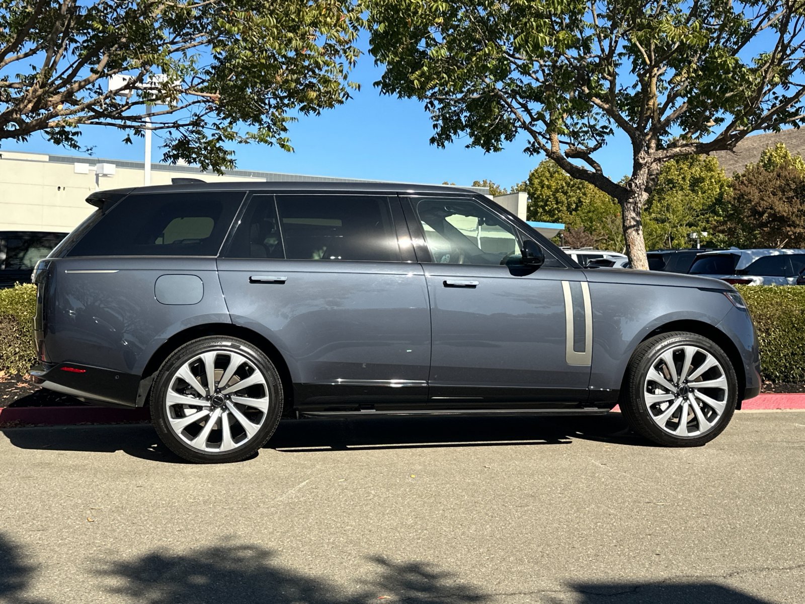 New 2026 Land Rover Range Rover Long Wheelbase SE AWD/4WD image 7