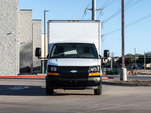 Used 2017 Chevrolet Express 3500 RWD image 2