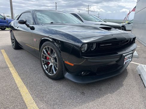 Used 2016 Dodge Challenger SRT w/ Technology Group RWD image 4