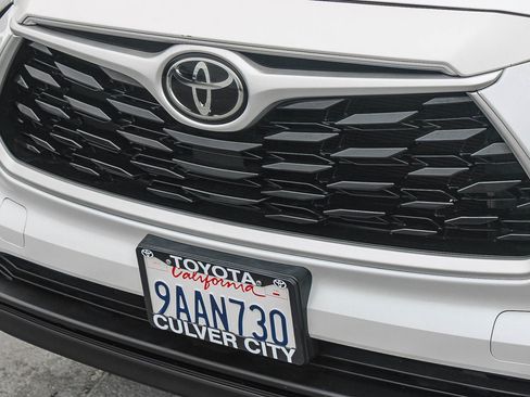 Used 2022 Toyota Highlander LE FWD image 6