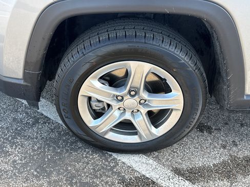 Used 2024 Jeep Compass Latitude image 9