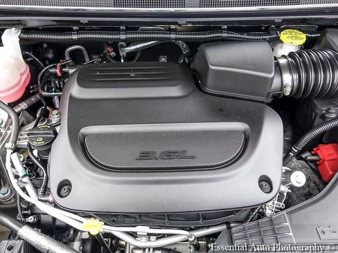 Used 2026 Chrysler Pacifica Limited FWD image 28