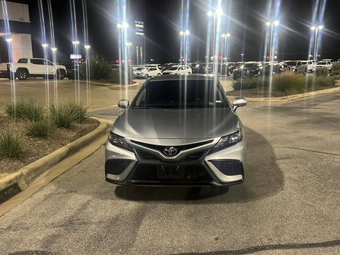 Used 2021 Toyota Camry SE image 3