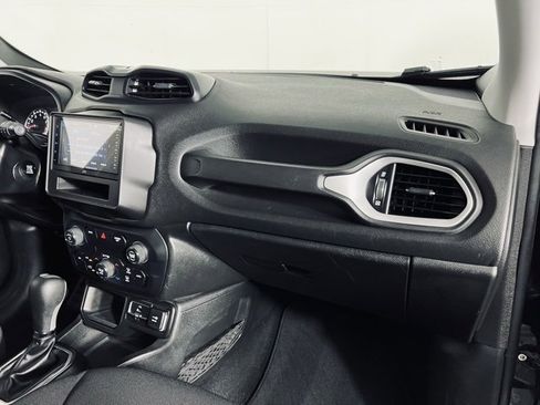 Used 2018 Jeep Renegade Latitude image 21