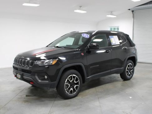 Used 2024 Jeep Compass Trailhawk AWD/4WD image 4