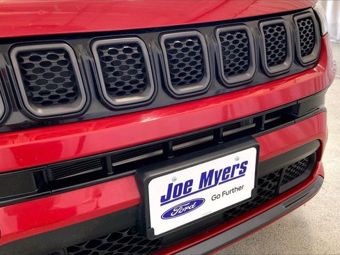 Used 2023 Jeep Compass Limited image 30