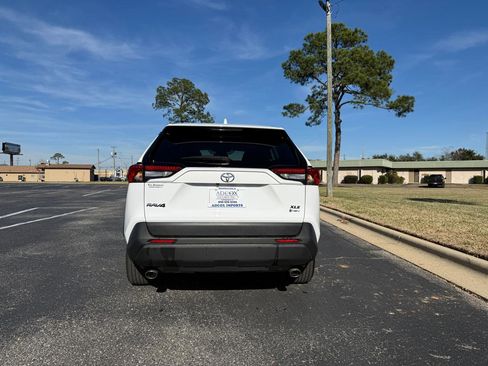 Used 2025 Toyota RAV4 XLE AWD/4WD image 7