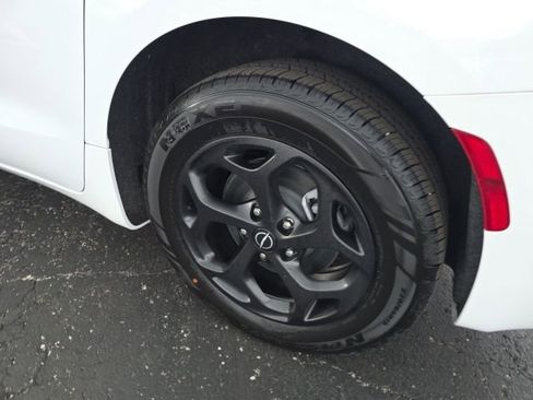 Used 2026 Chrysler Pacifica Premium FWD image 57