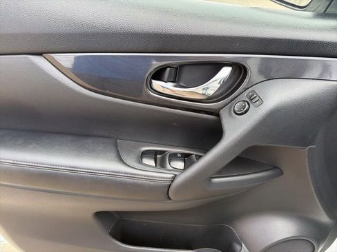 Used 2020 Nissan Rogue SV image 16