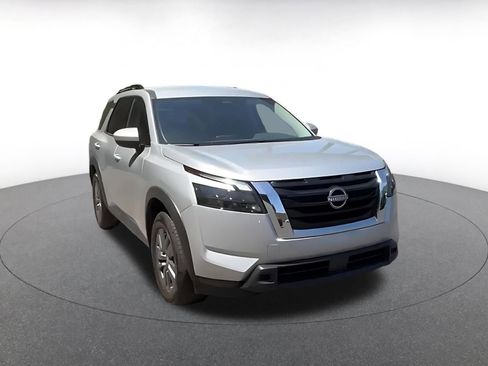 Used 2025 Nissan Pathfinder SV image 3