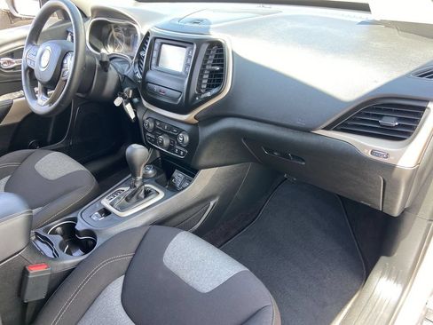 Used 2018 Jeep Cherokee Latitude w/ Safety Group AWD/4WD image 24