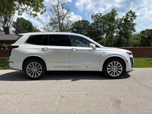 Used 2021 Cadillac XT6 Premium Luxury AWD/4WD image 2