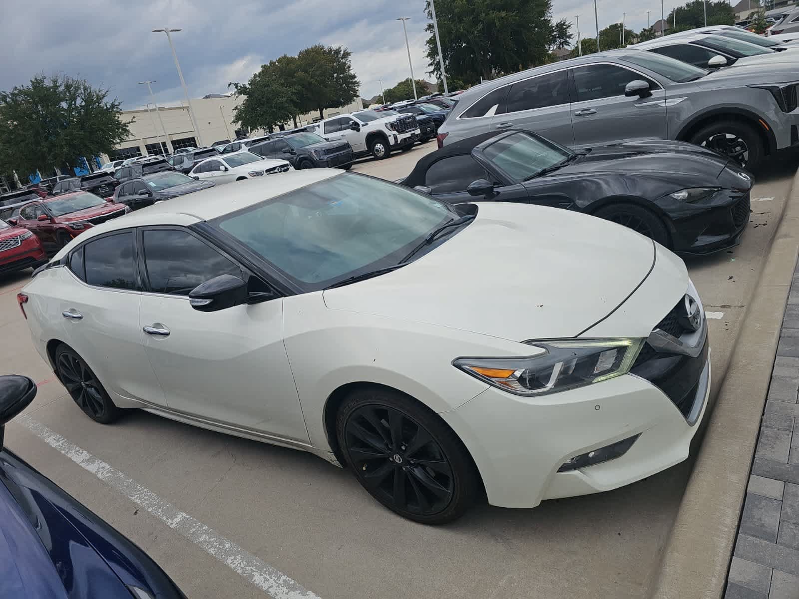 Used 2017 Nissan Maxima SR w/ Midnight Edition FWD image 3