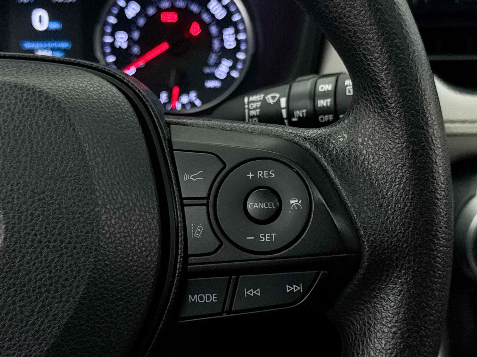 Used 2020 Toyota RAV4 XLE w/ Convenience Package FWD image 34