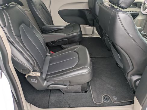 Certified 2024 Chrysler Pacifica Touring-L image 31