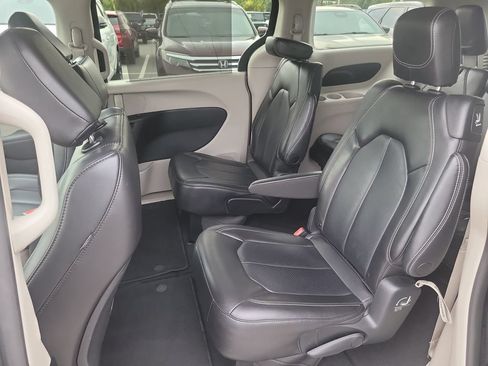 Used 2023 Chrysler Pacifica Touring-L FWD image 13