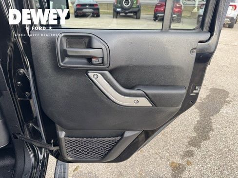 Used 2016 Jeep Wrangler Unlimited Rubicon image 27