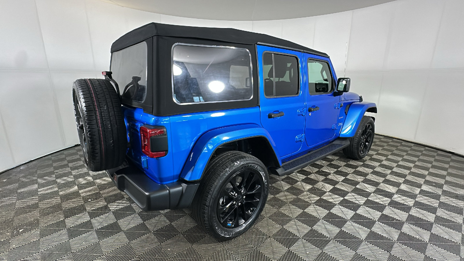 Used 2023 Jeep Wrangler Unlimited Sahara w/ Cold Weather Group AWD/4WD image 3