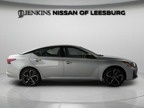 Used 2025 Nissan Altima 2.5 SR FWD image 10