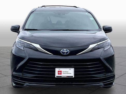 Used 2024 Toyota Sienna LE FWD image 4