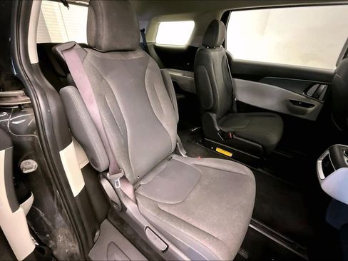 Used 2023 Kia Carnival LX FWD image 23