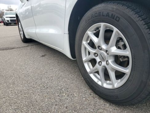 Used 2022 Chrysler Pacifica Touring-L image 36