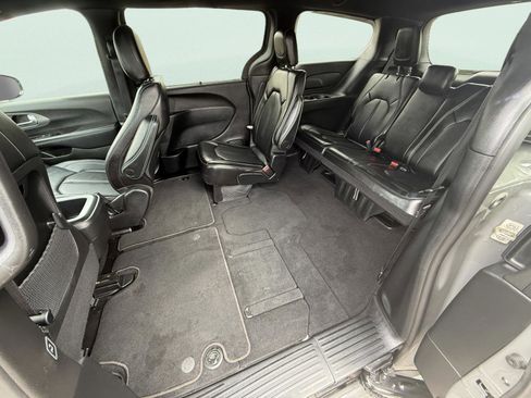 Used 2025 Chrysler Pacifica Select FWD image 11