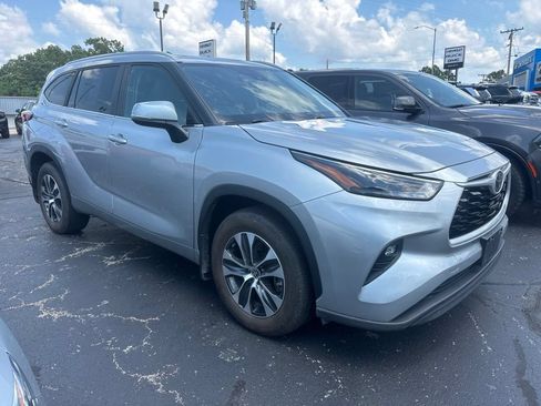 Used 2023 Toyota Highlander XLE AWD/4WD image 5