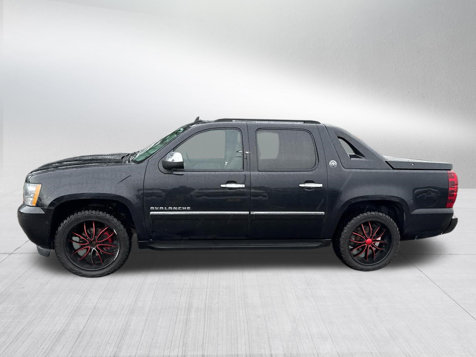 Used 2013 Chevrolet Avalanche LTZ AWD/4WD image 4
