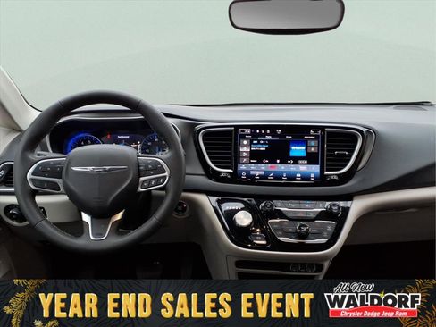 Used 2023 Chrysler Pacifica Touring-L image 11