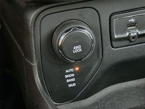 Used 2017 Jeep Renegade Latitude w/ Cold Weather Group AWD/4WD image 20