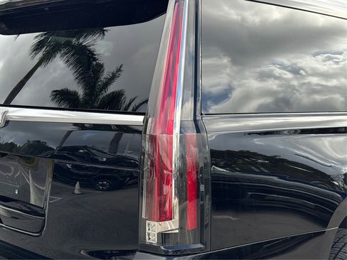 Used 2019 Cadillac Escalade ESV Luxury image 15