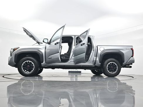 Used 2024 Toyota Tacoma TRD Off-Road AWD/4WD image 45