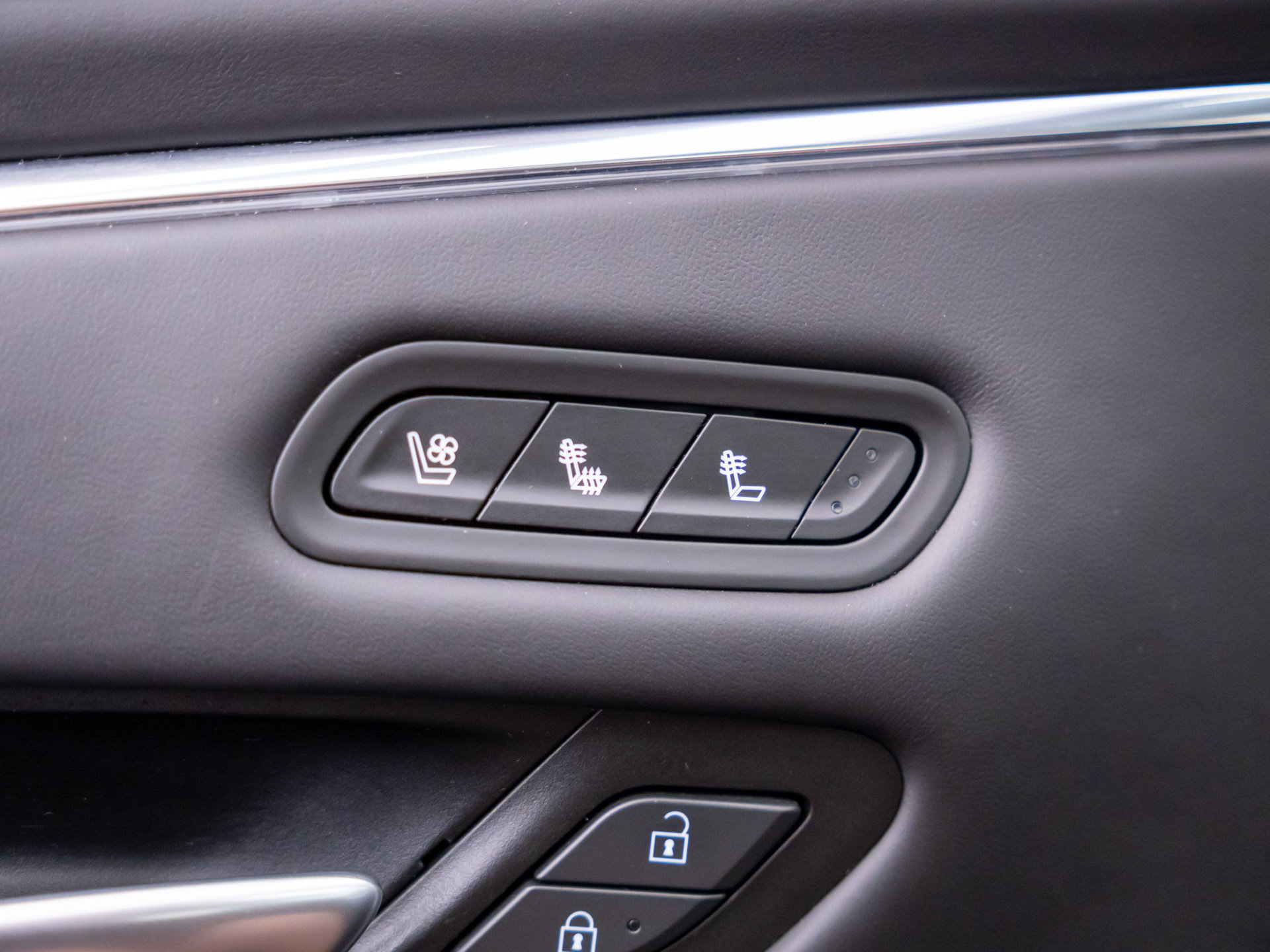 Used 2023 Cadillac Escalade ESV Sport Platinum w/ LPO, ONYX Package AWD/4WD image 23