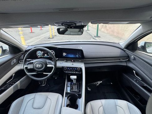 Used 2025 Hyundai Elantra Limited image 35