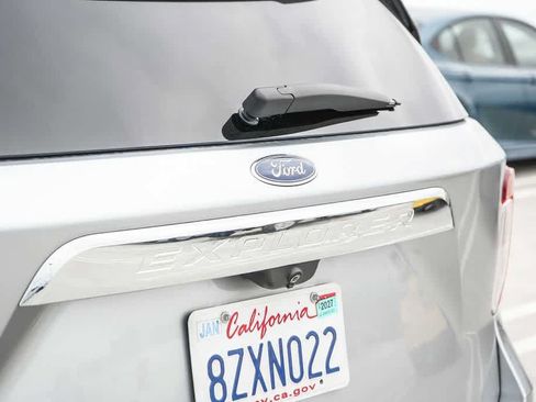 Used 2022 Ford Explorer XLT w/ Equipment Group 202A RWD image 9