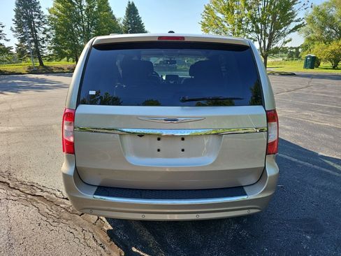 Used 2016 Chrysler Town & Country Touring-L w/ Driver Convenience Group FWD image 5