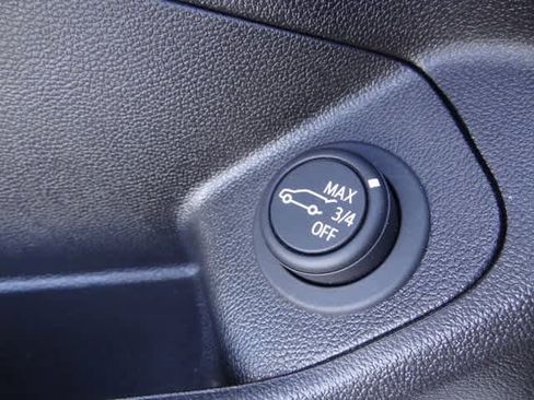 Used 2024 GMC Terrain SLT image 17